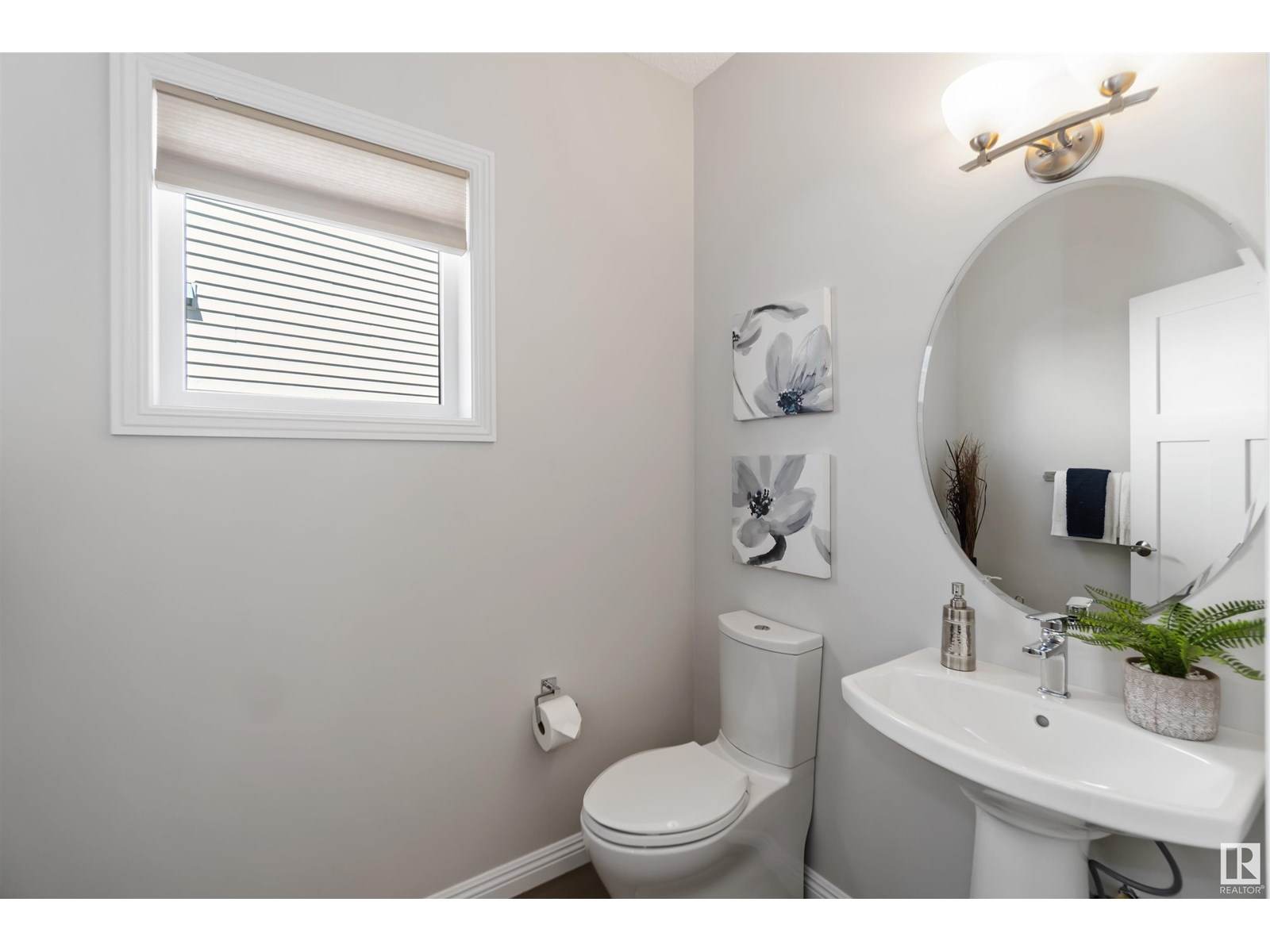 Photo 8 of 5321 Schonsee Dr Nw Nw, Edmonton AB