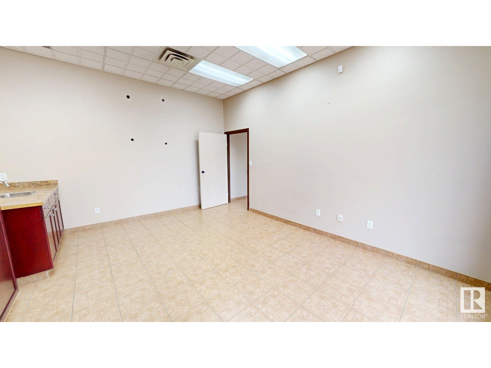 Photo 11 of 3 5211 50 St, Drayton Valley AB