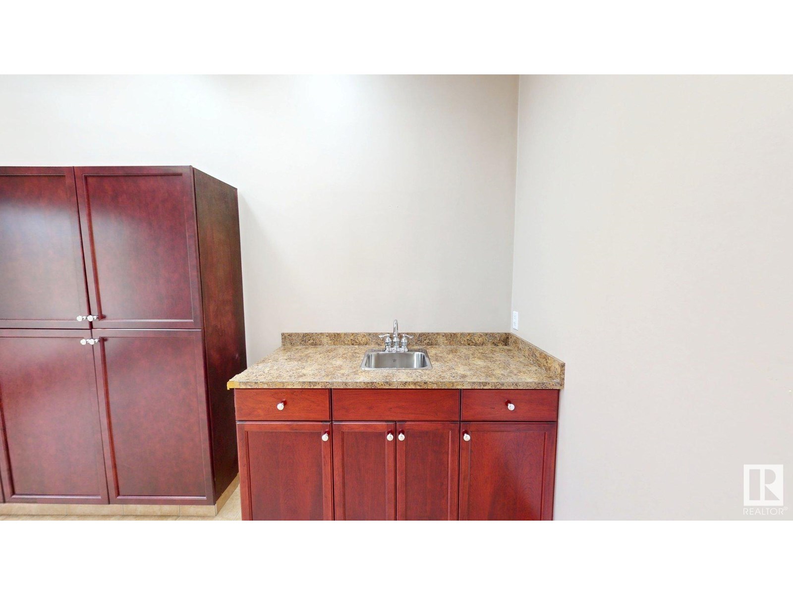Photo 9 of 3 5211 50 St, Drayton Valley AB