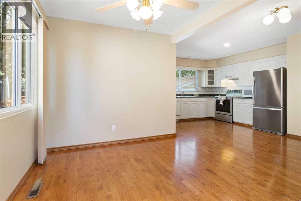 Photo 7 of 5003 Vantage Crescent Nw, Calgary AB