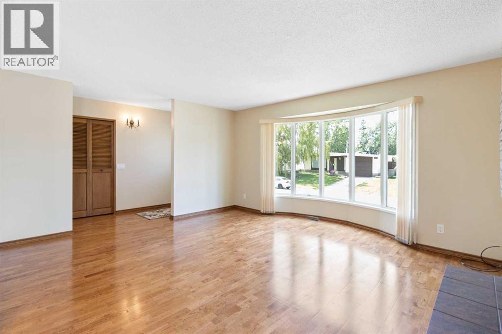 Photo 5 of 5003 Vantage Crescent Nw, Calgary AB