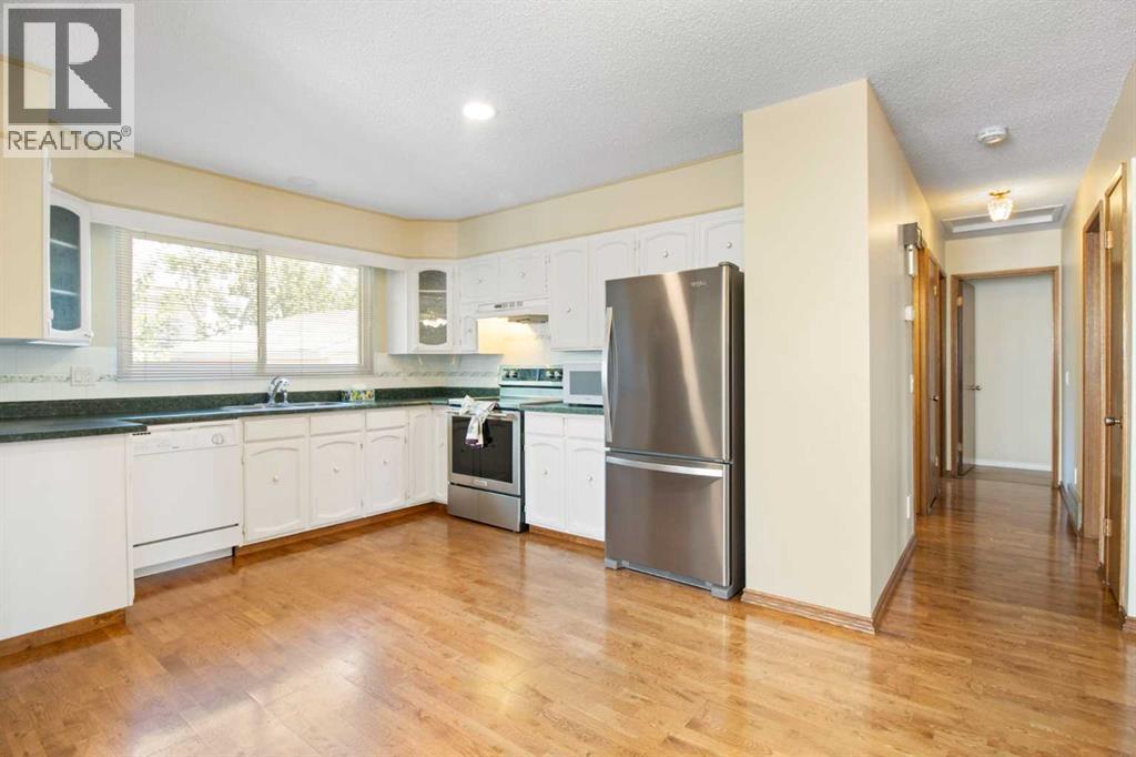 Photo 9 of 5003 Vantage Crescent Nw, Calgary AB