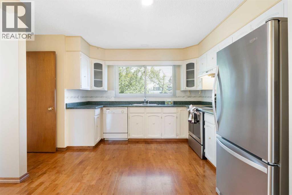 Photo 8 of 5003 Vantage Crescent Nw, Calgary AB