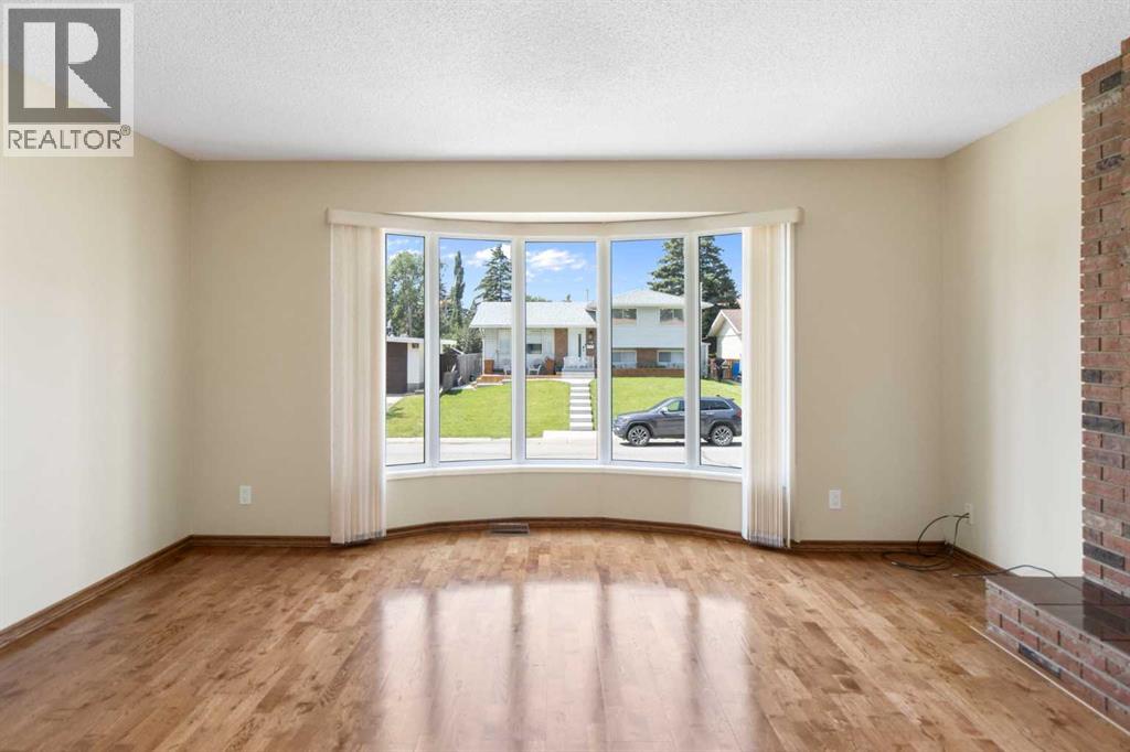 Photo 4 of 5003 Vantage Crescent Nw, Calgary AB