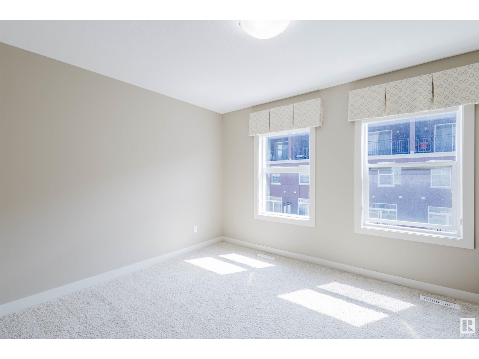 Photo 3 of 1633 Cunningham Wy Sw, Edmonton AB