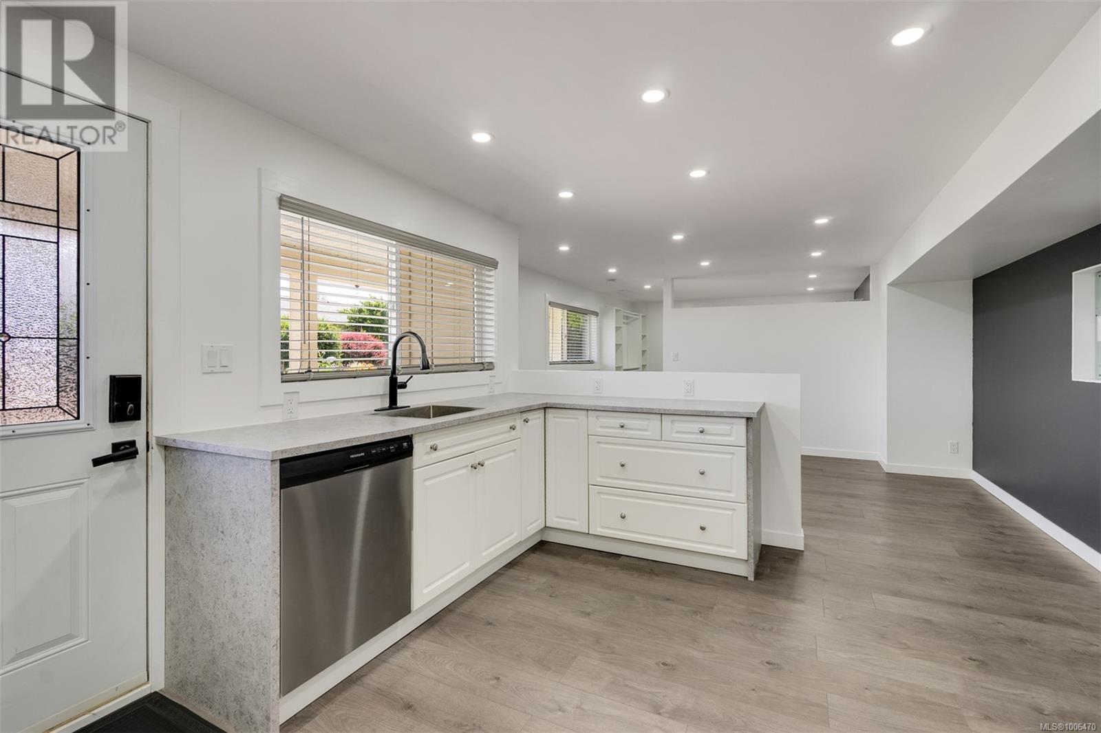 Photo 17 of 3325 Aloha Ave, Colwood BC