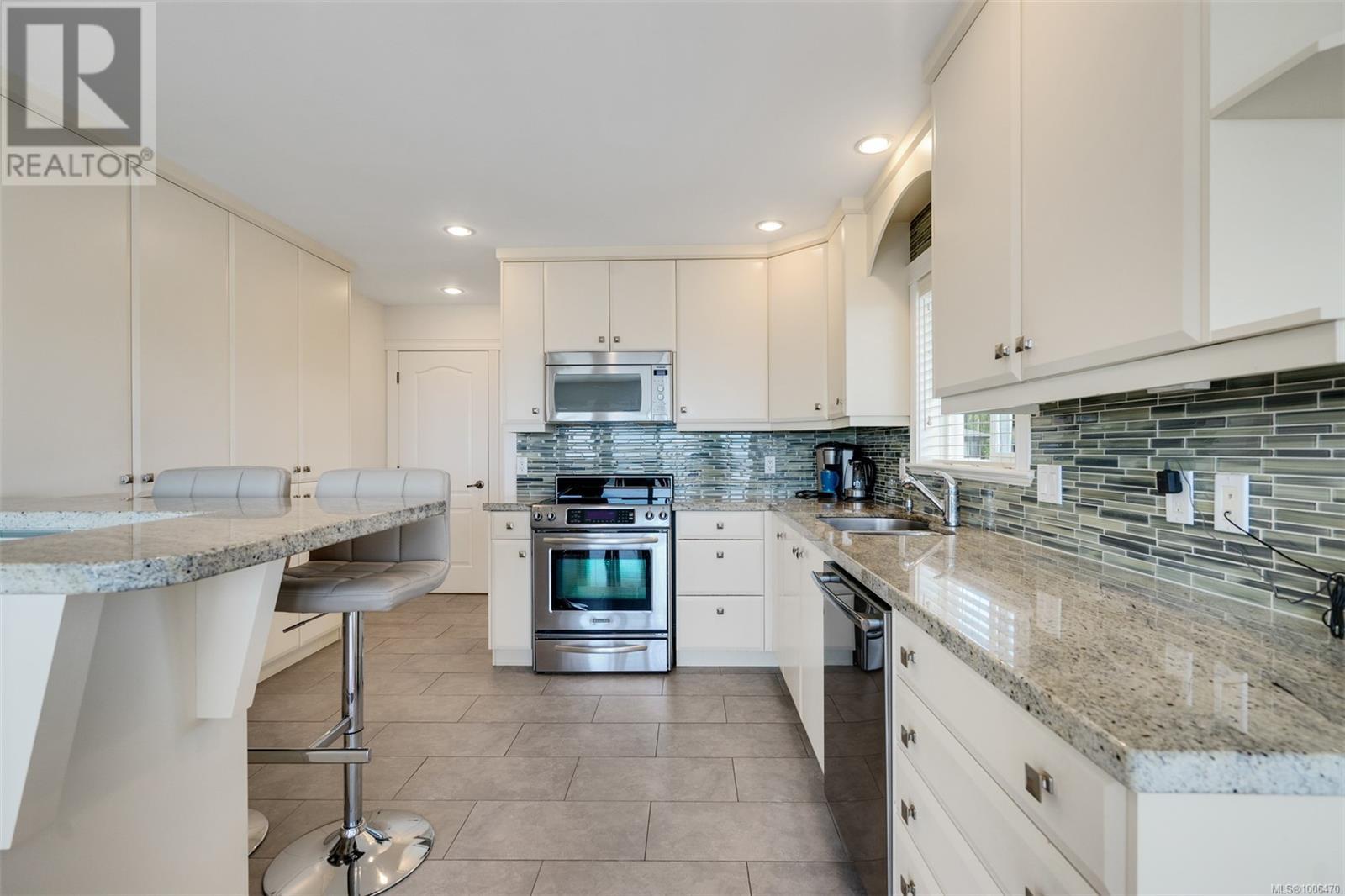 Photo 14 of 3325 Aloha Ave, Colwood BC