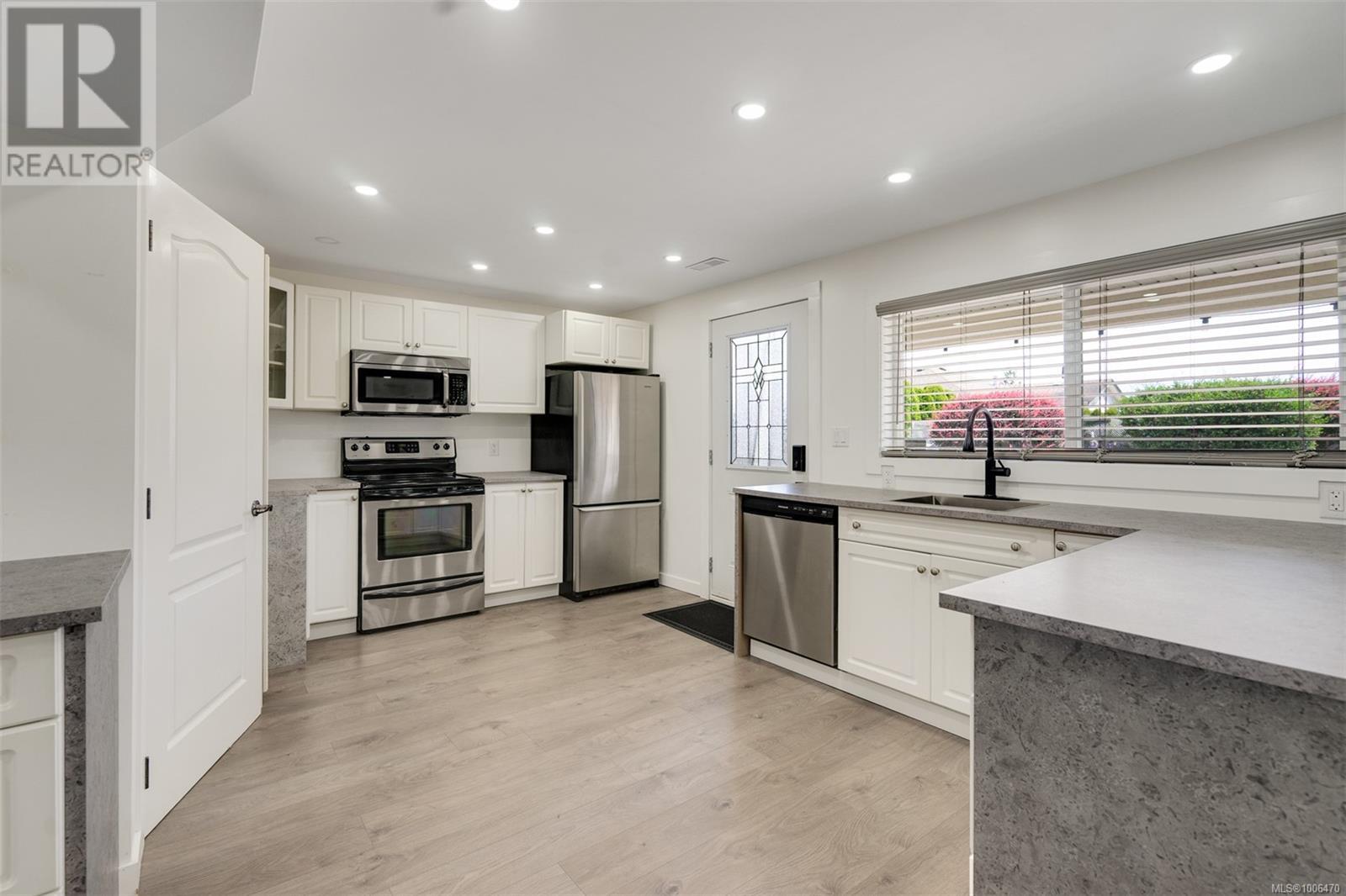 Photo 18 of 3325 Aloha Ave, Colwood BC