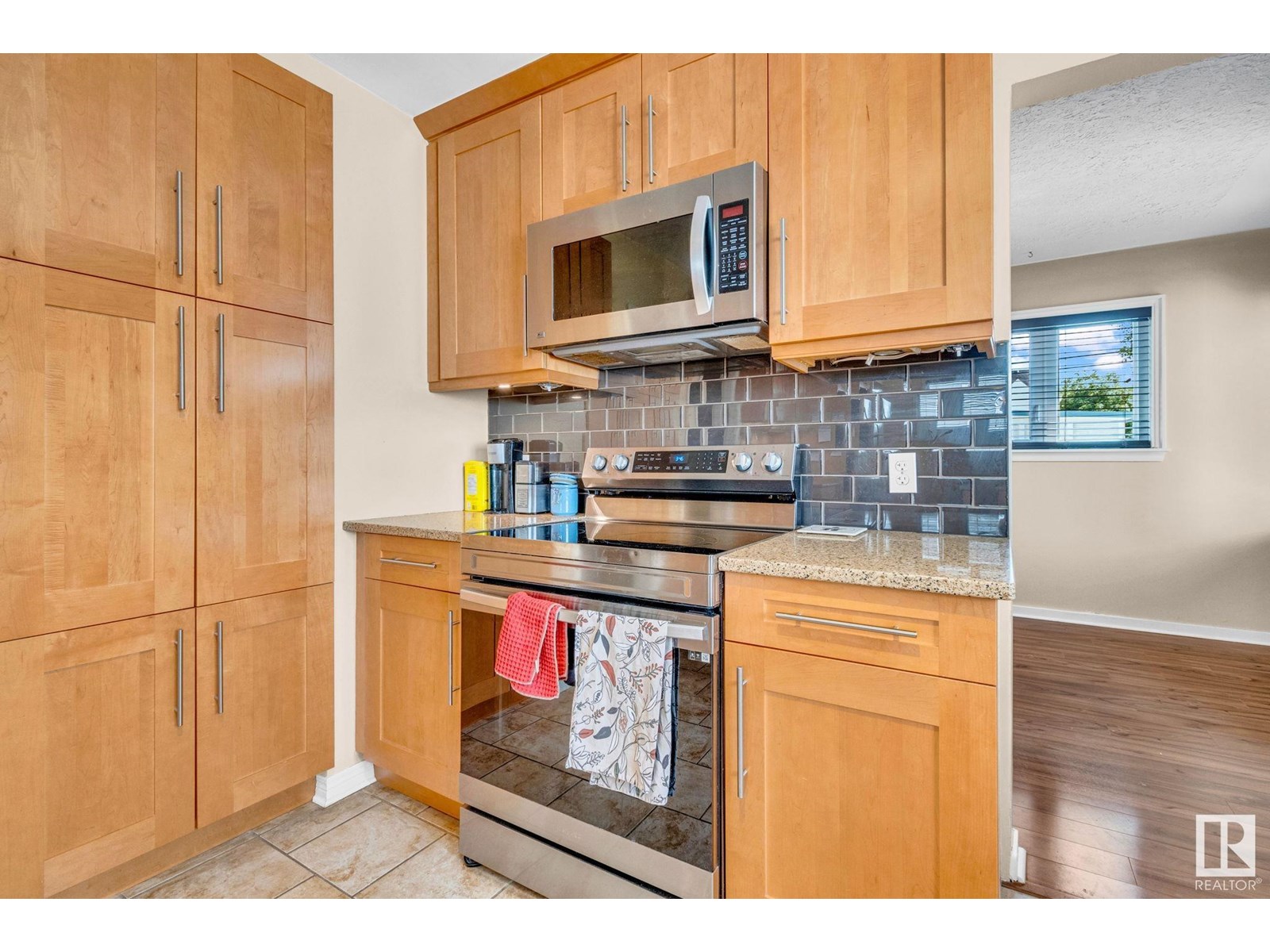Photo 11 of 10950 117 St Nw, Edmonton AB