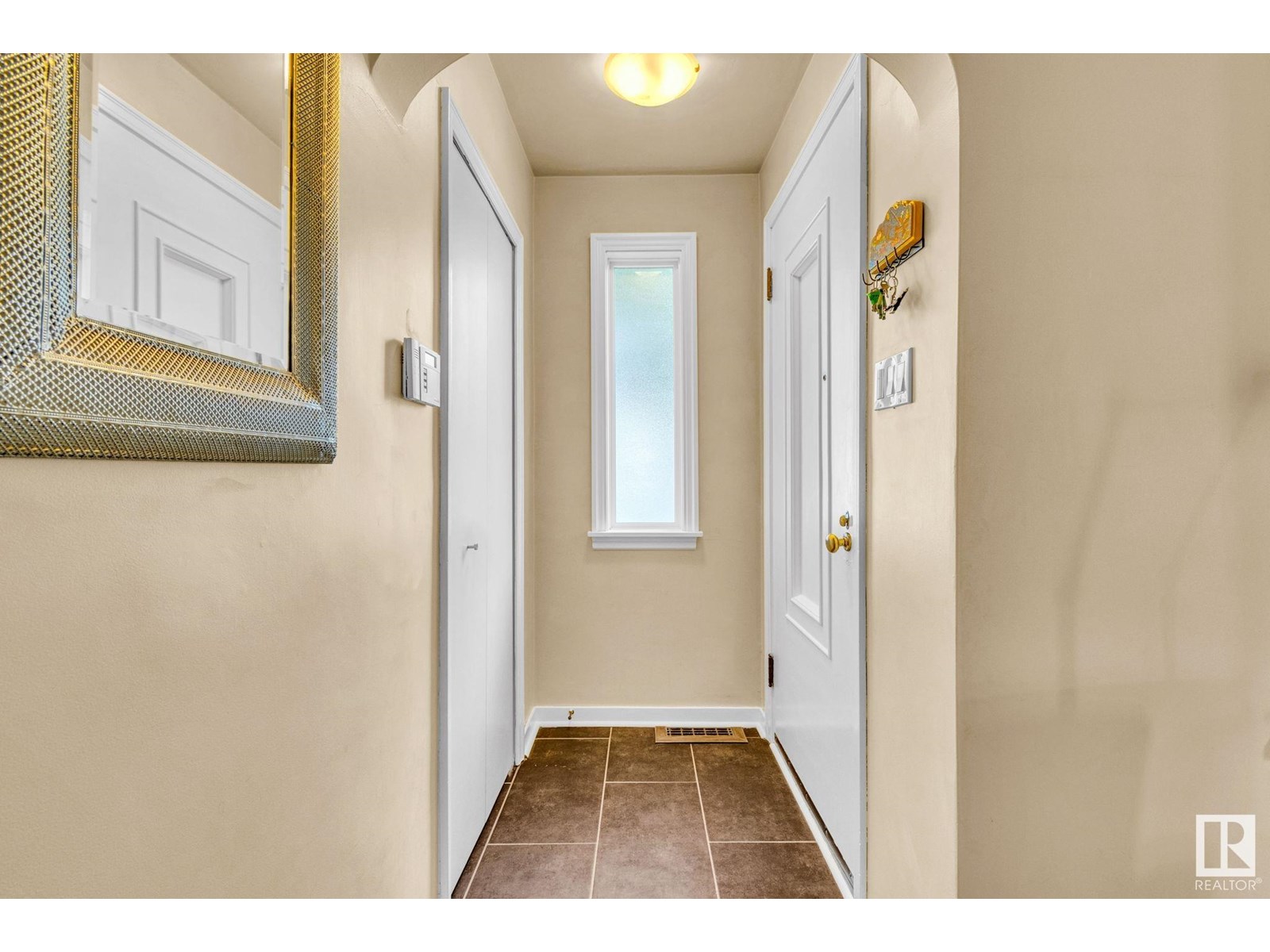 Photo 10 of 10950 117 St Nw, Edmonton AB