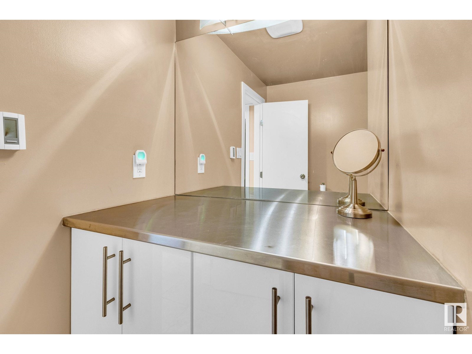 Photo 1 of 10950 117 St Nw, Edmonton AB
