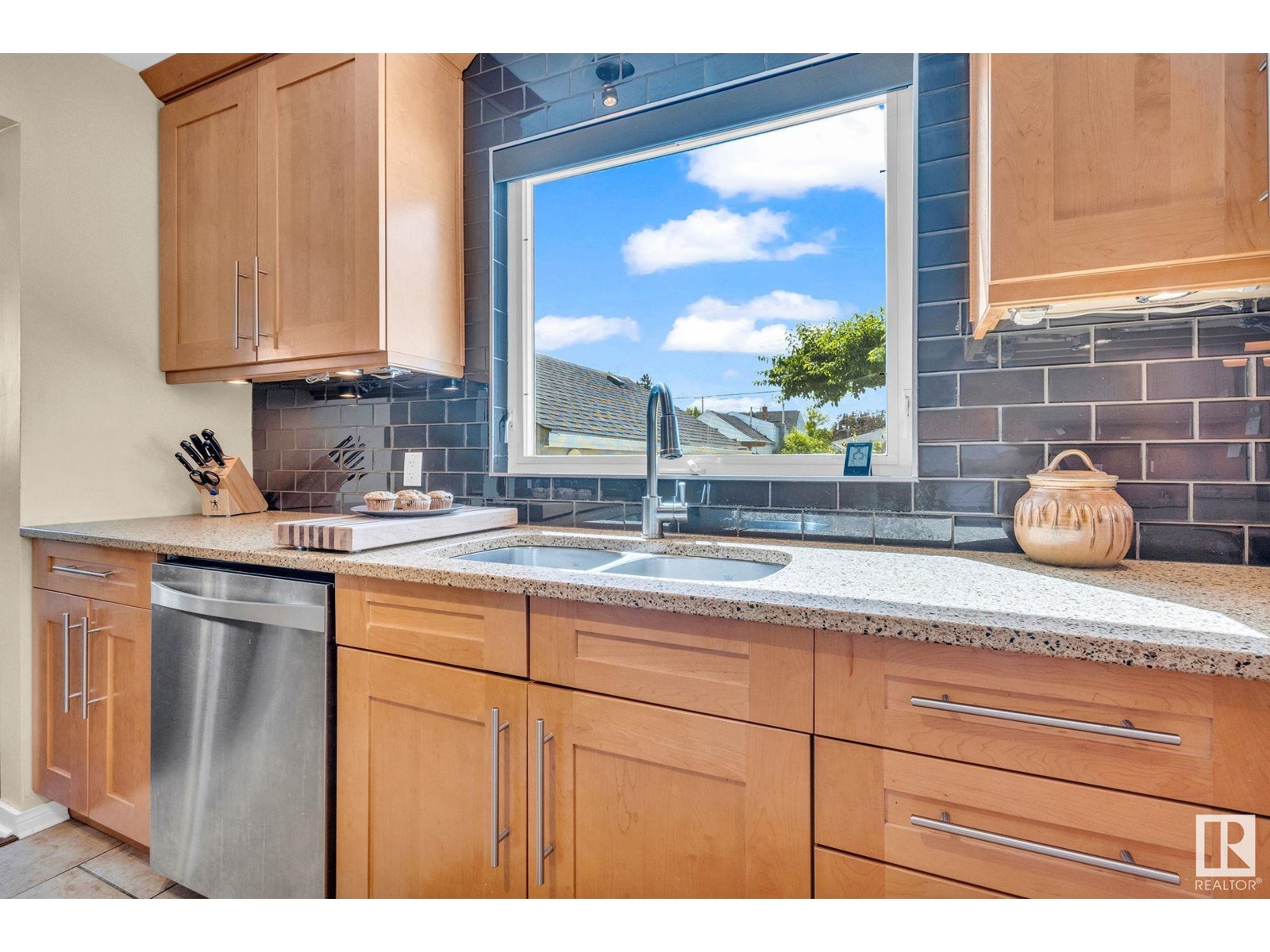 Photo 19 of 10950 117 St Nw, Edmonton AB