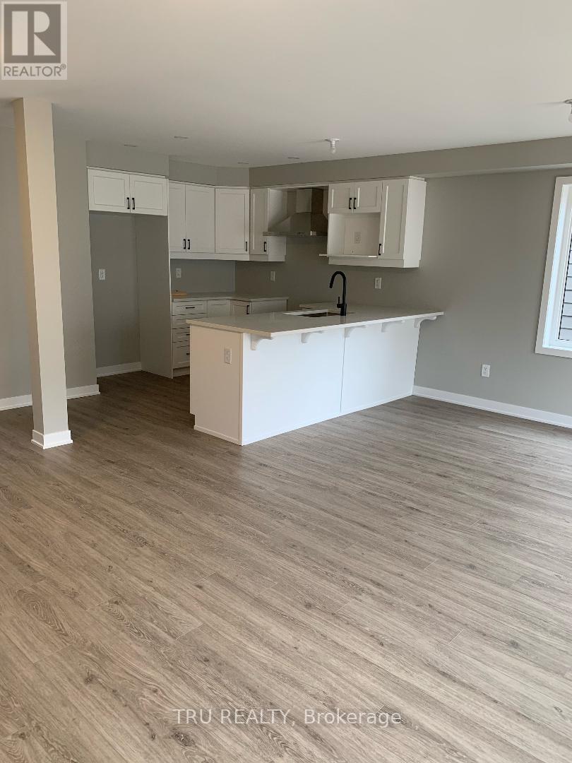Photo 2 of 32 Limnos Lane N, Ottawa ON