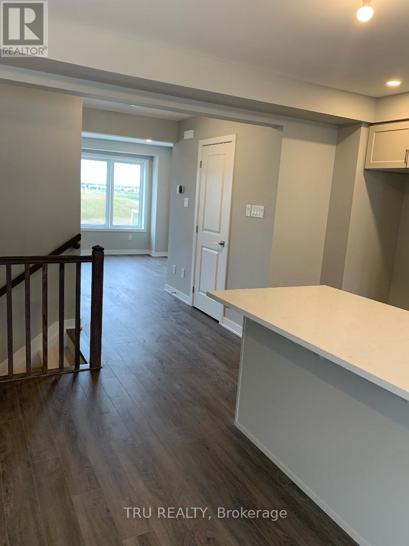 Photo 10 of 32 Limnos Lane N, Ottawa ON