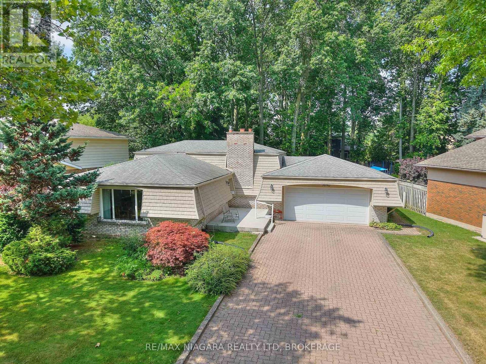 Photo 1 of 7040 Woodington Road, Niagara Falls ON