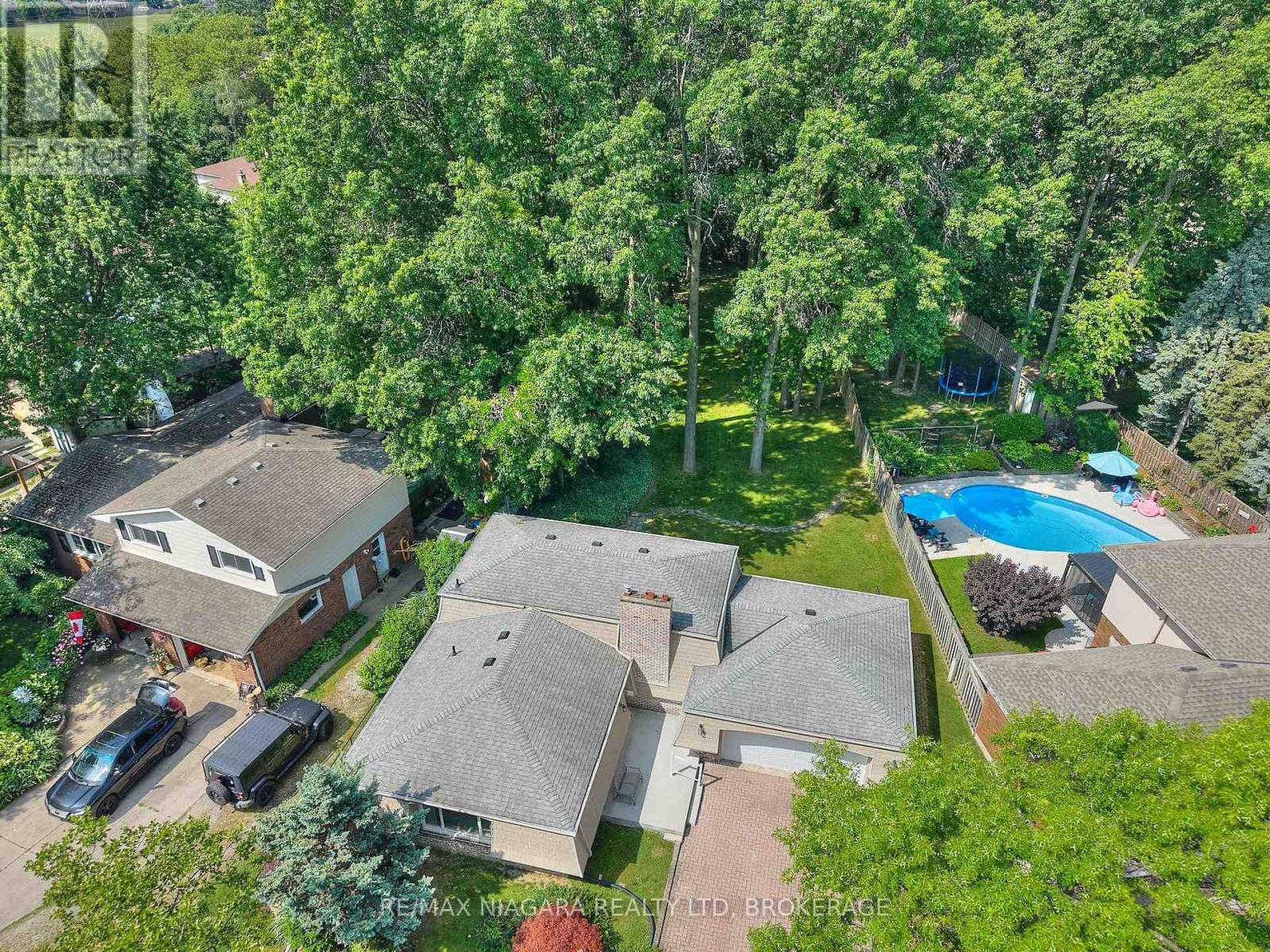 Photo 3 of 7040 Woodington Road, Niagara Falls ON