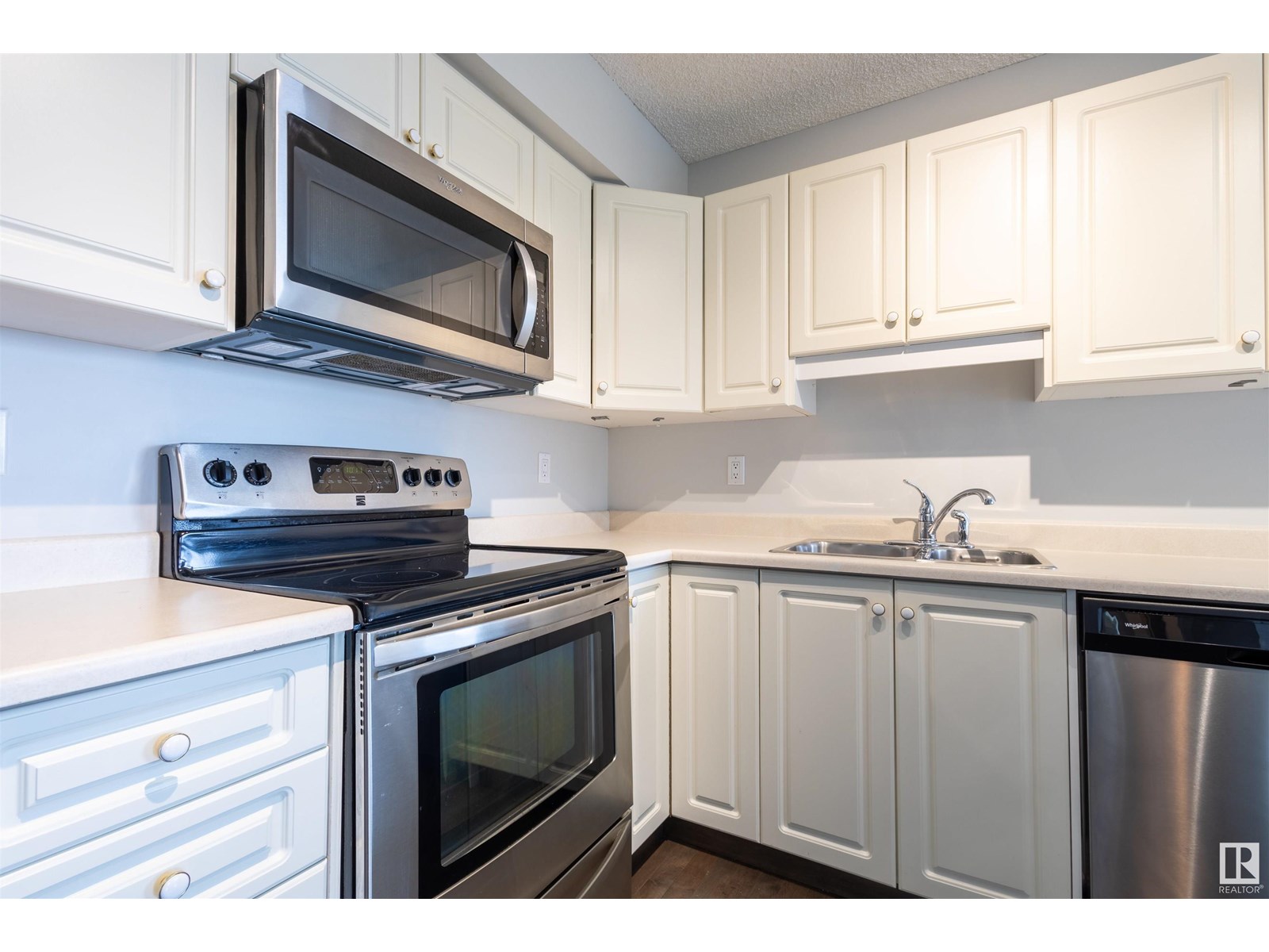 Photo 10 of 1101 10649 Saskatchewan Dr Nw, Edmonton AB