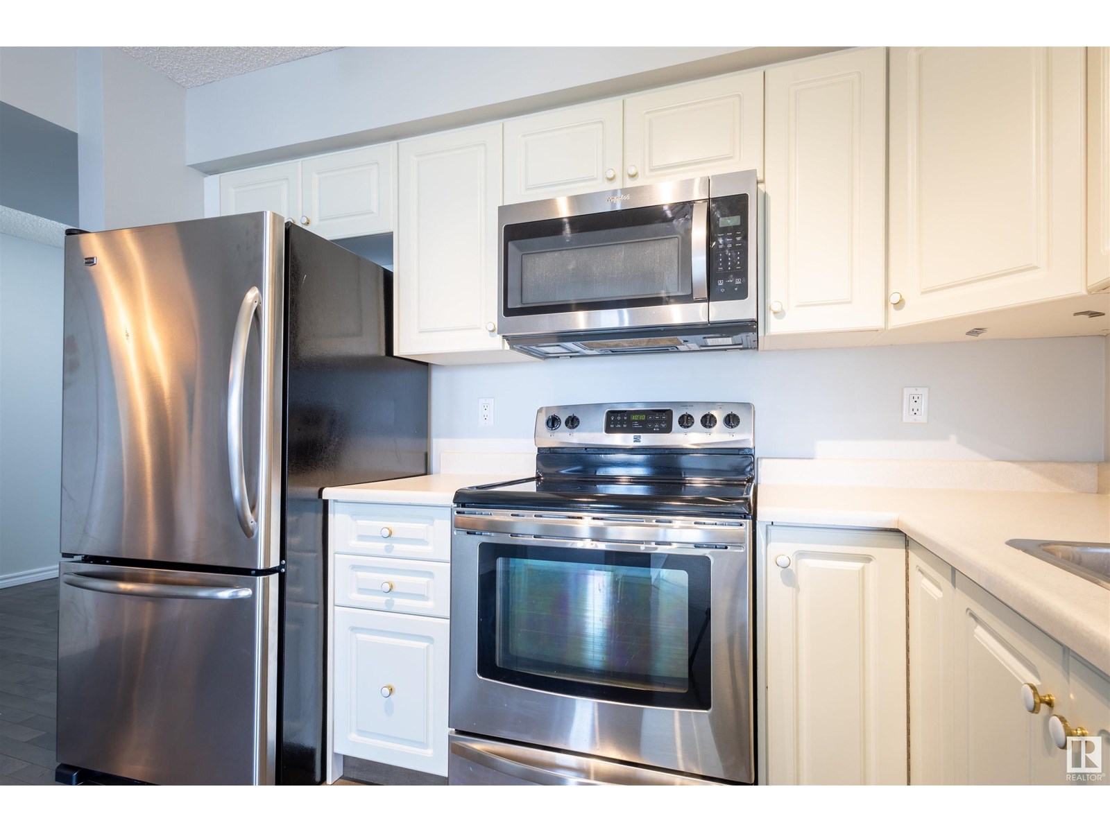 Photo 11 of 1101 10649 Saskatchewan Dr Nw, Edmonton AB