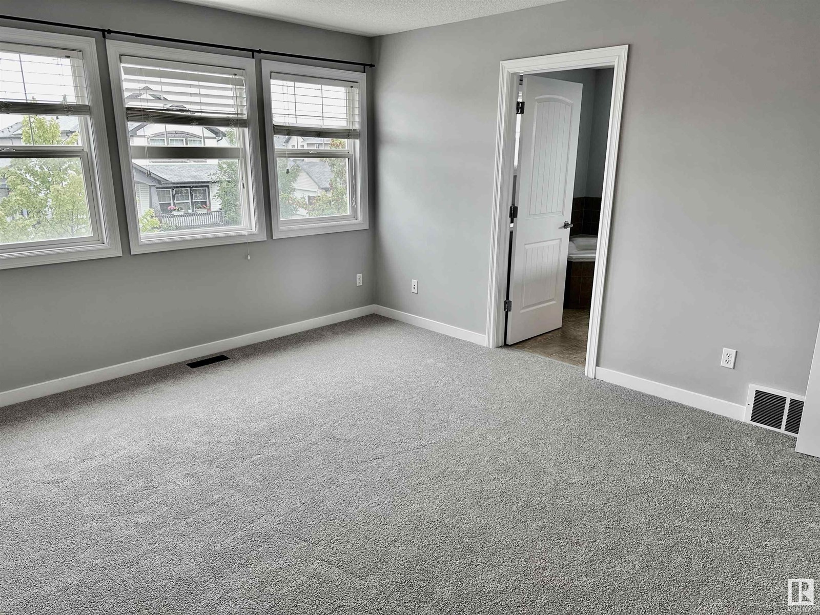 Photo 18 of 1130 37 A Av Nw, Edmonton AB