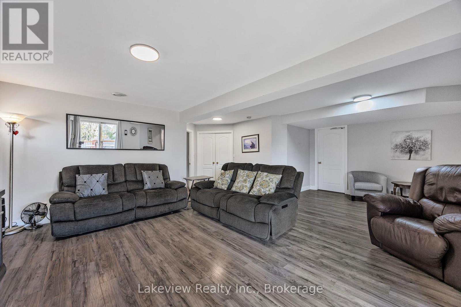 Photo 3 of 31 Cleopatra Court, Orillia ON