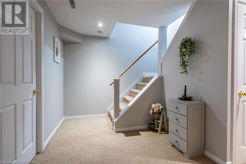 Photo 32 of 19 Savona Crescent, Hamilton ON