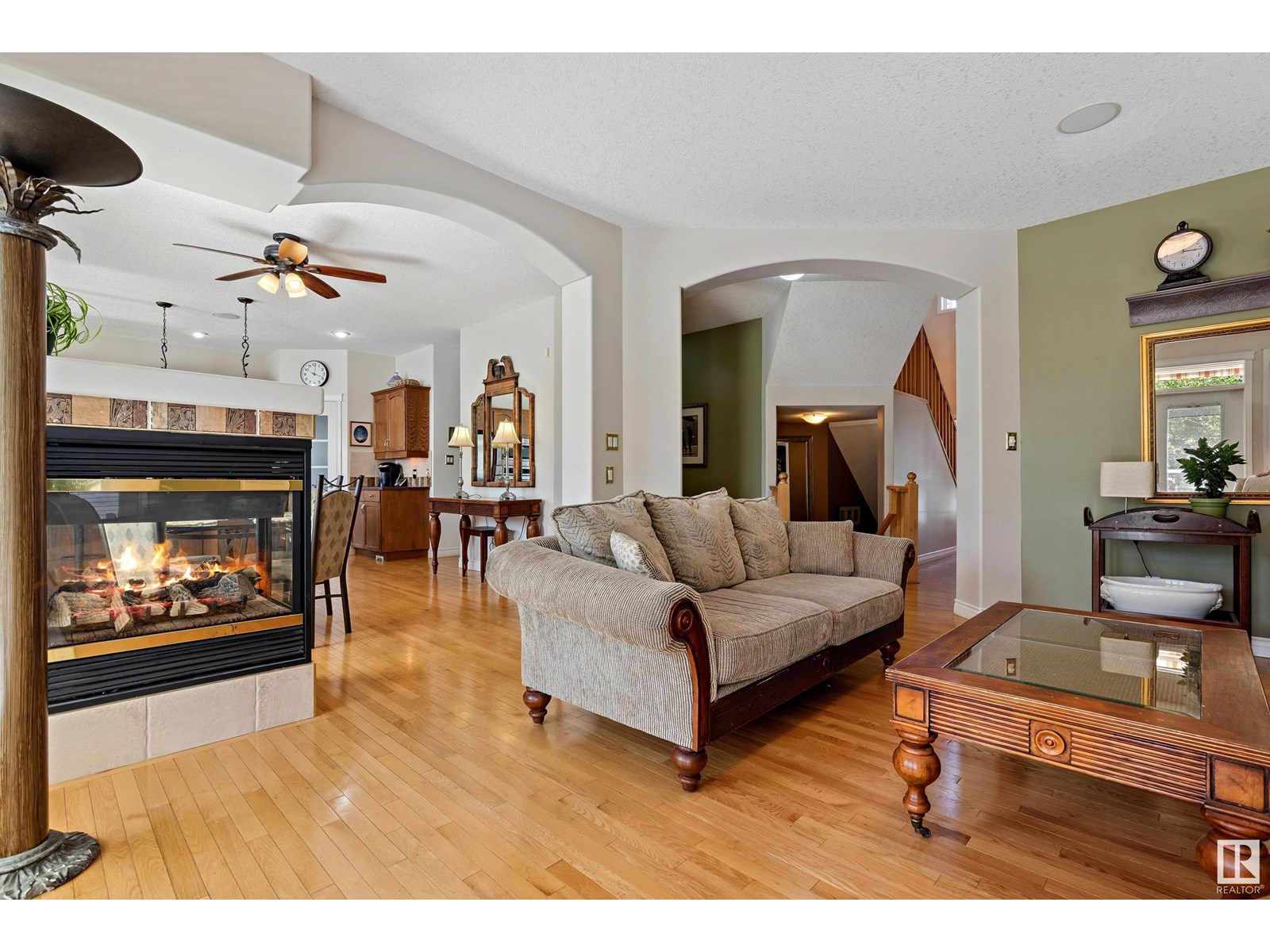 Photo 13 of 617 Dalhousie Cr Nw, Edmonton AB