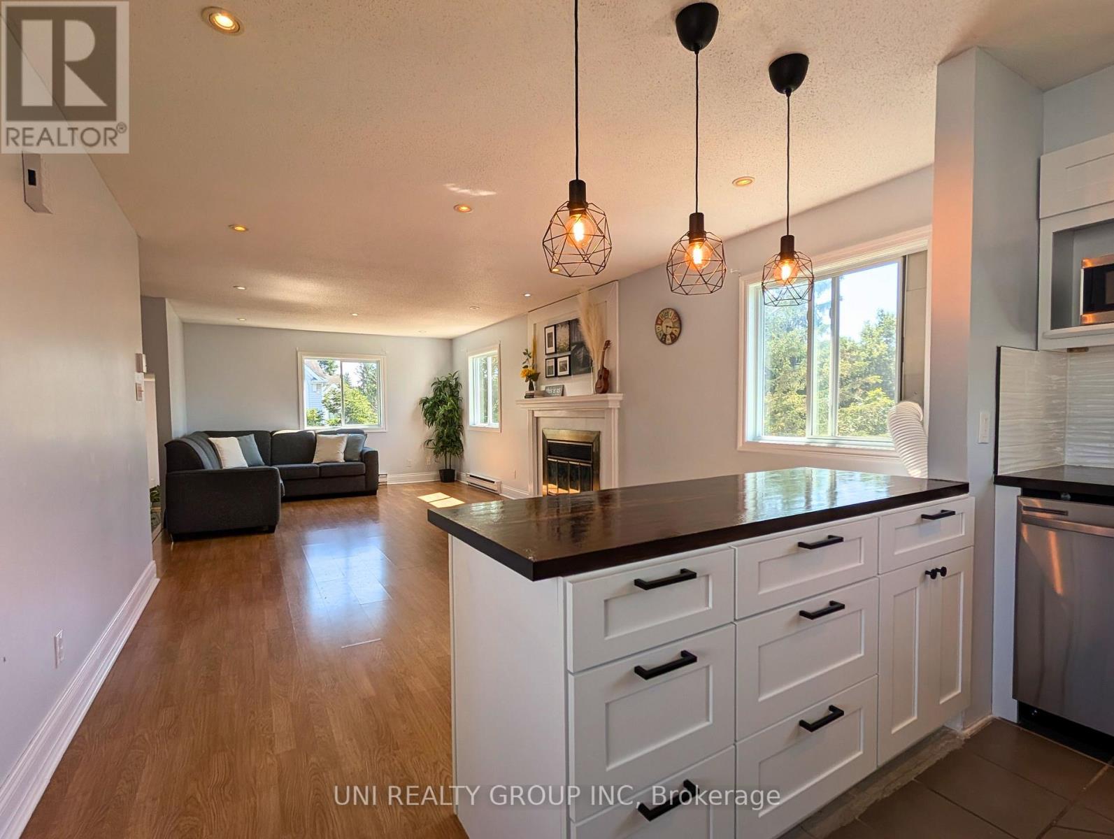 Photo 2 of 120 Castlegreen Private, Ottawa ON