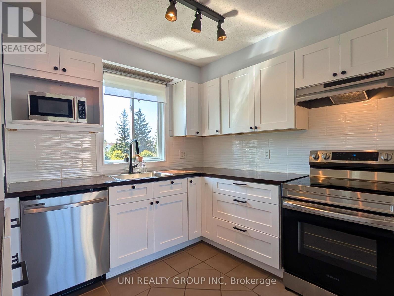 Photo 31 of 120 Castlegreen Private, Ottawa ON