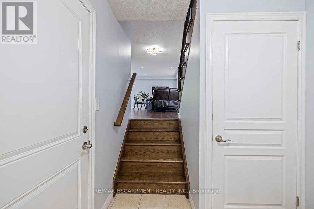 Photo 9 of 235 Bellagio Avenue, Hamilton ON