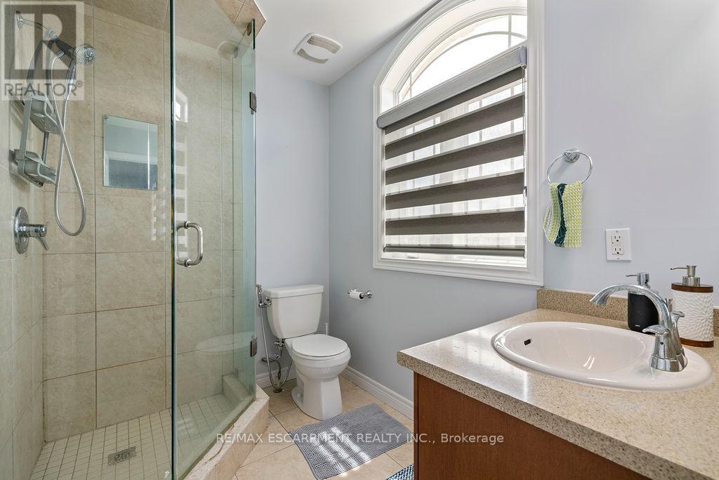 Photo 38 of 235 Bellagio Avenue, Hamilton ON