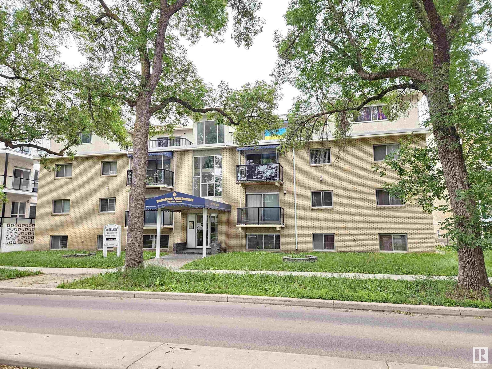 Photo 3 of 10725 83 Av Nw, Edmonton AB