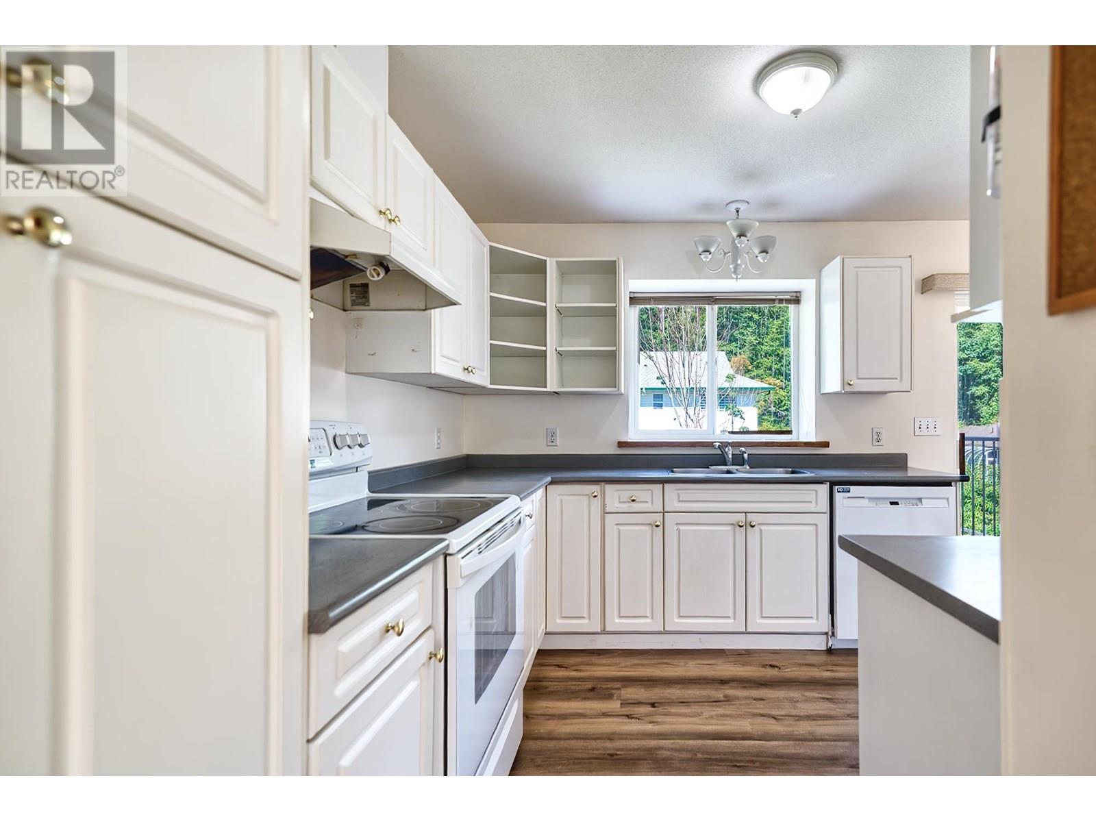 5833 HERON PLACE, Sechelt