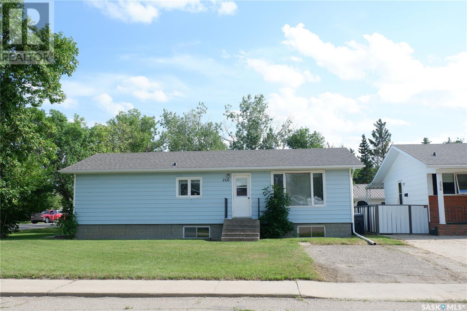 Photo 1 of 260 6th Avenue E, Gravelbourg SK