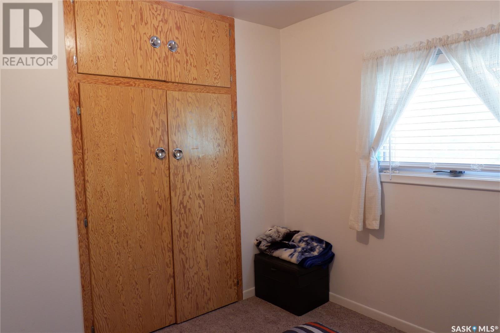 Photo 11 of 260 6th Avenue E, Gravelbourg SK