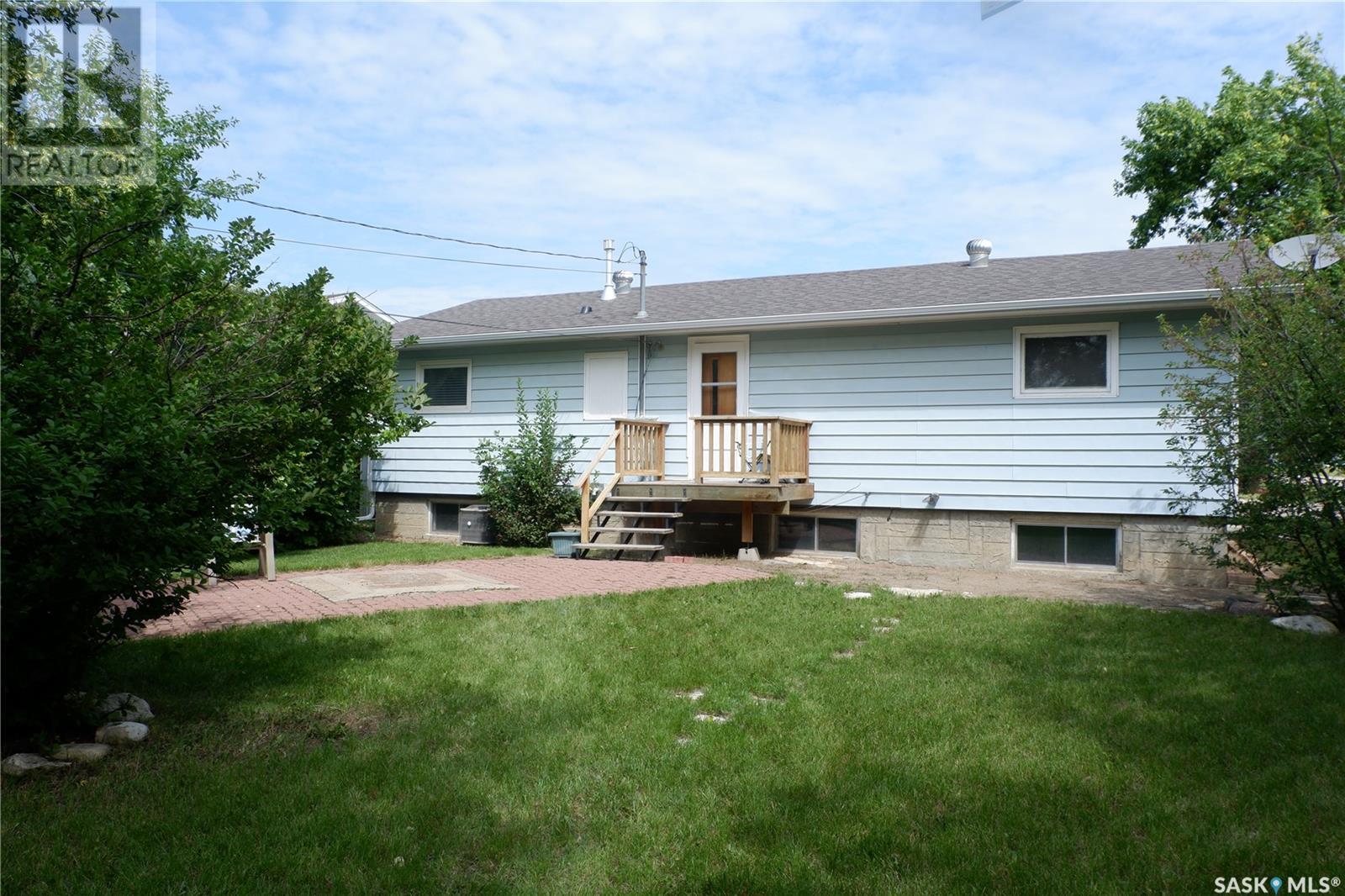 Photo 2 of 260 6th Avenue E, Gravelbourg SK