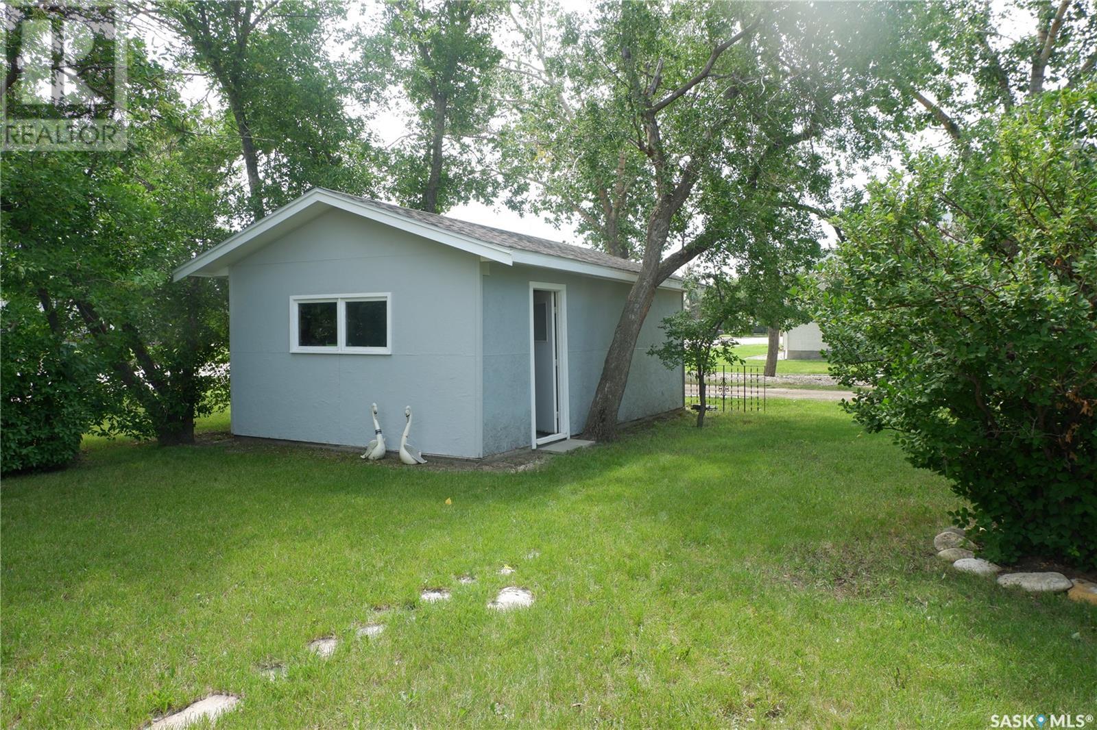 Photo 3 of 260 6th Avenue E, Gravelbourg SK