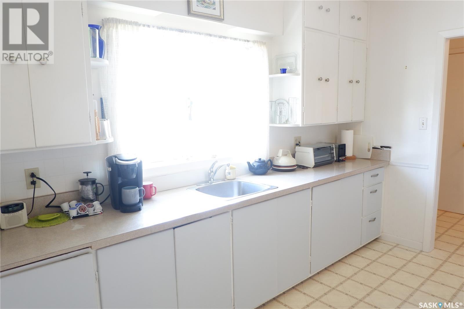 Photo 5 of 260 6th Avenue E, Gravelbourg SK