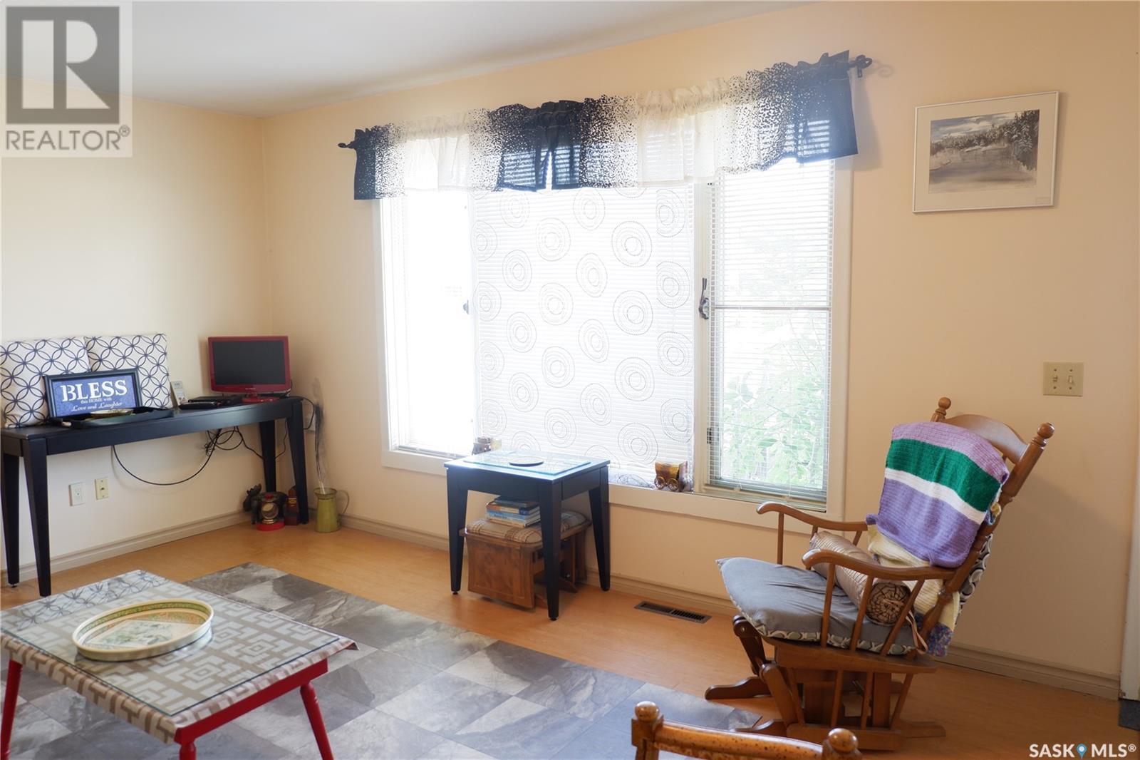 Photo 8 of 260 6th Avenue E, Gravelbourg SK