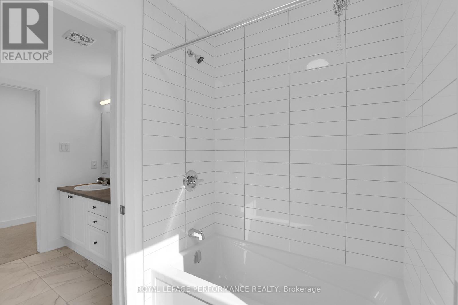 Photo 21 of 918 Omagaki Way, Ottawa ON