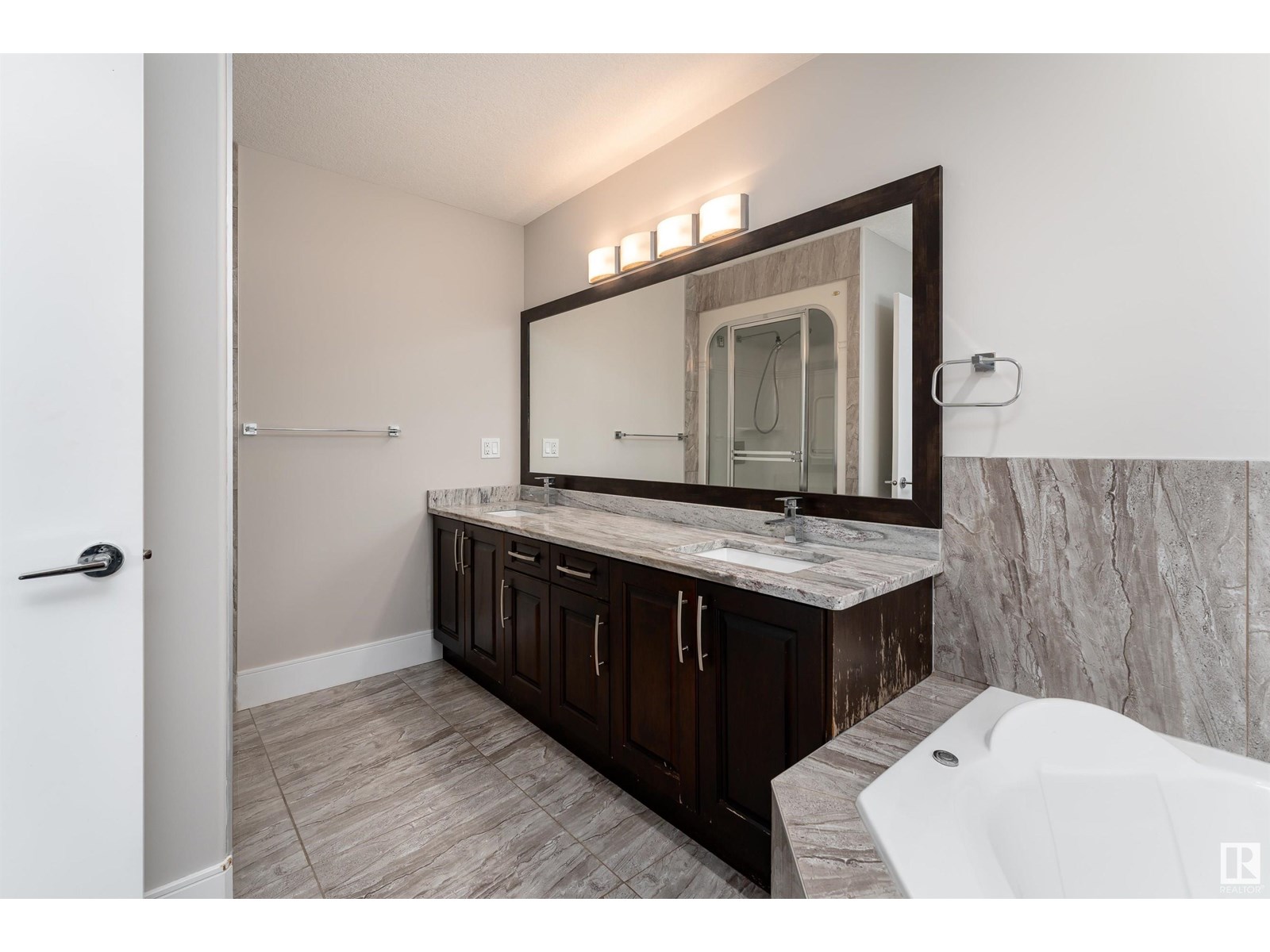 Photo 16 of 2422 Ashcraft Cr Sw, Edmonton AB