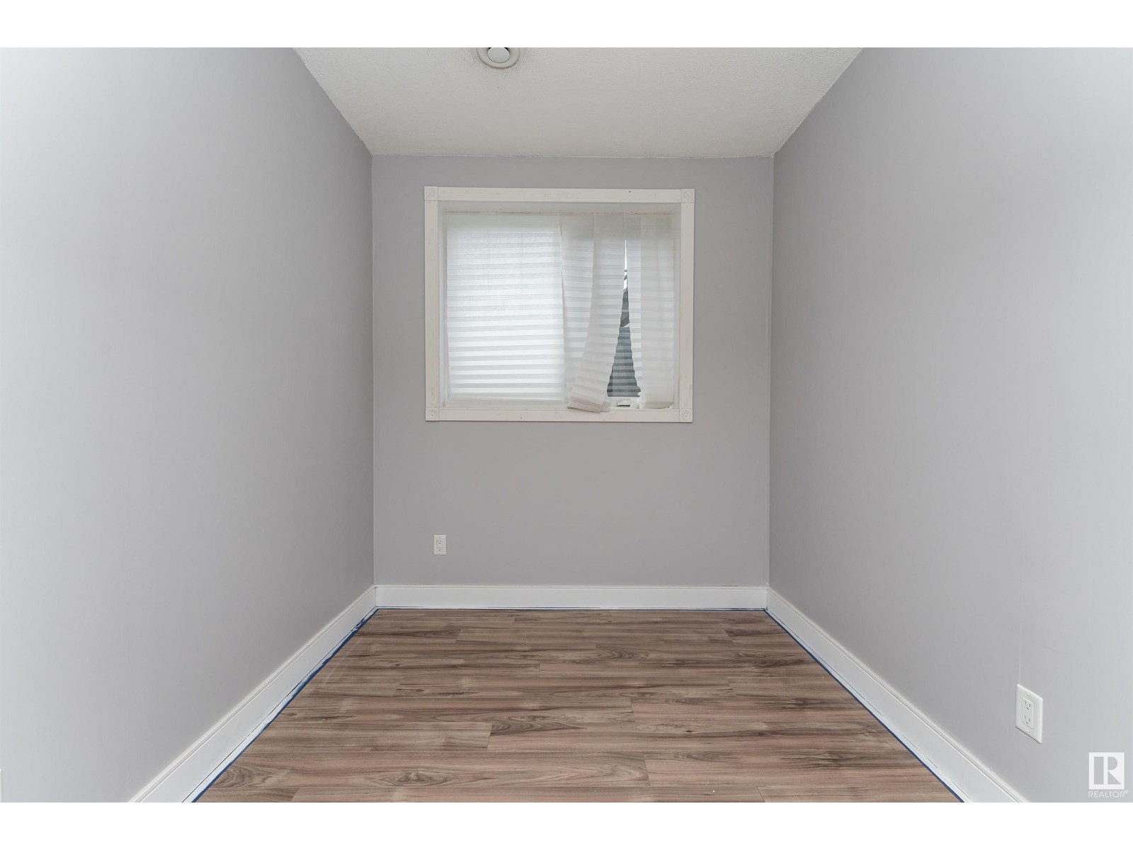 Photo 2 of 2422 Ashcraft Cr Sw, Edmonton AB