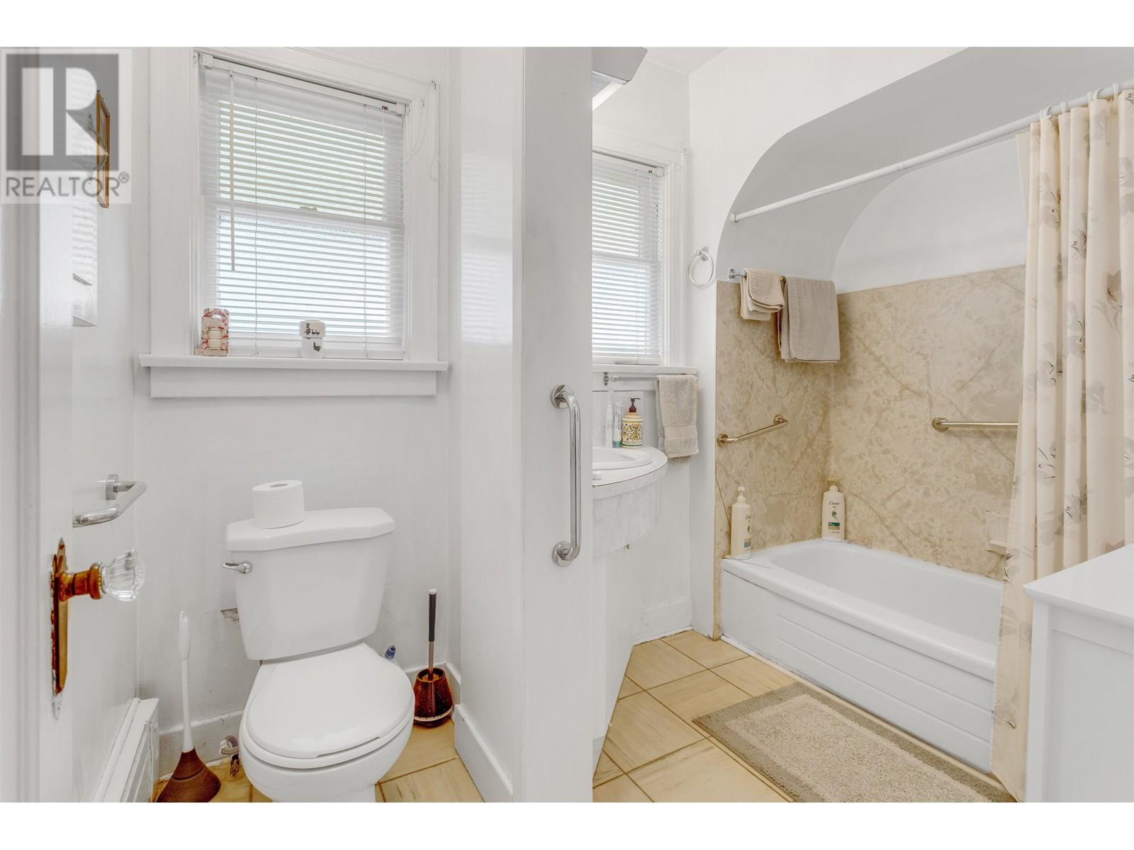Photo 13 of 2912 W 27th Avenue, Vancouver BC