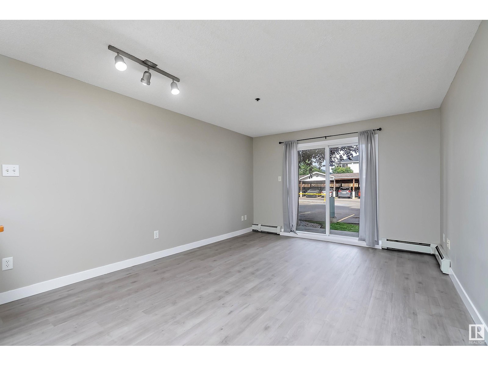 Photo 11 of 123 2305 35 A Av Nw, Edmonton AB