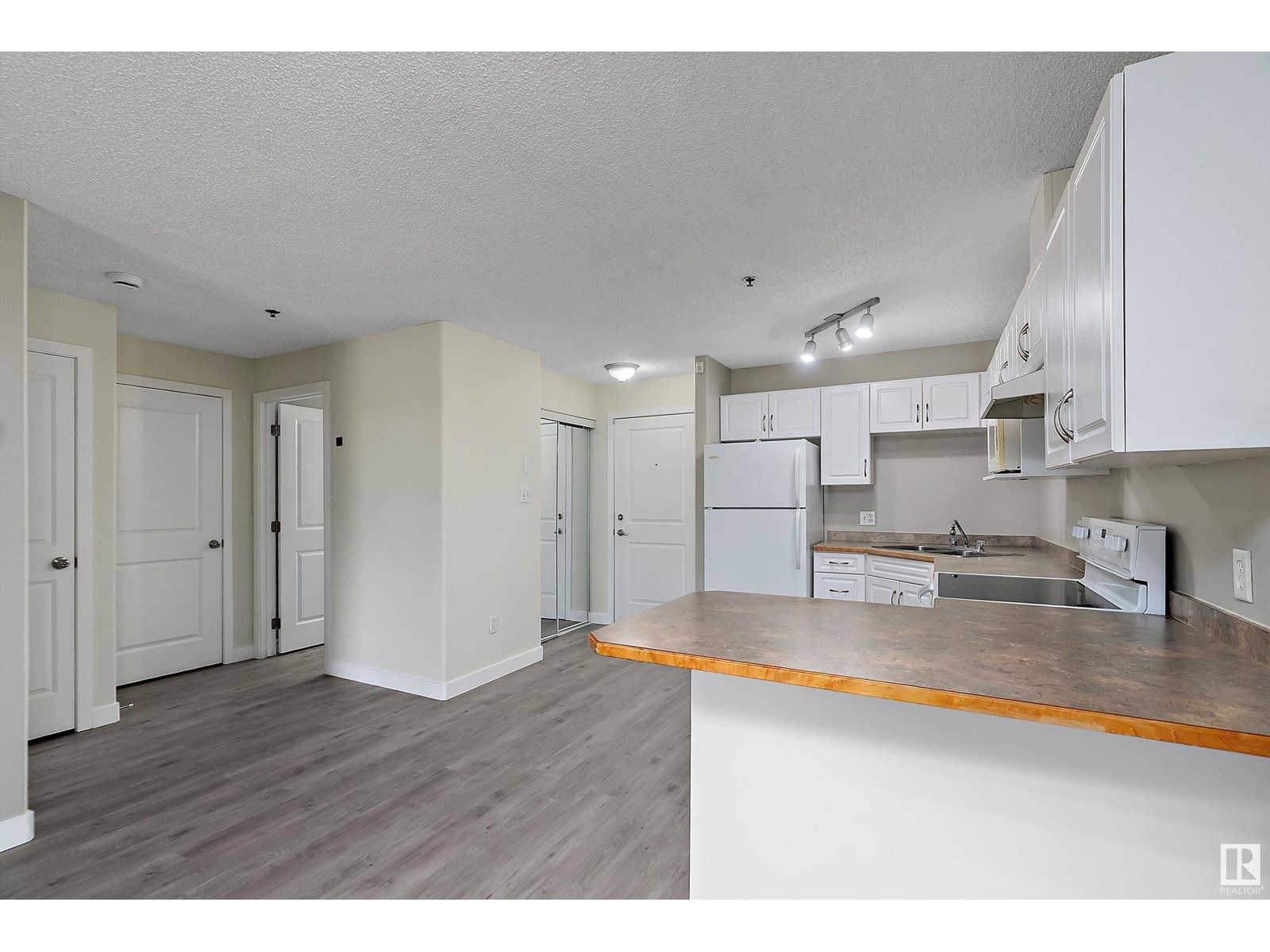 Photo 7 of 123 2305 35 A Av Nw, Edmonton AB