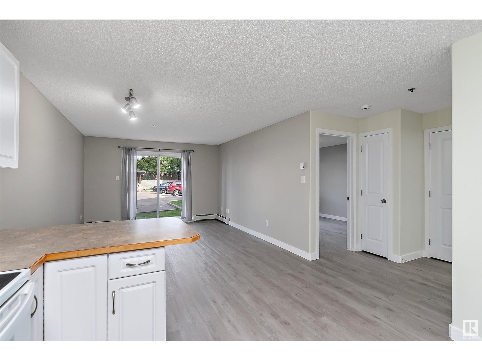 Photo 8 of 123 2305 35 A Av Nw, Edmonton AB