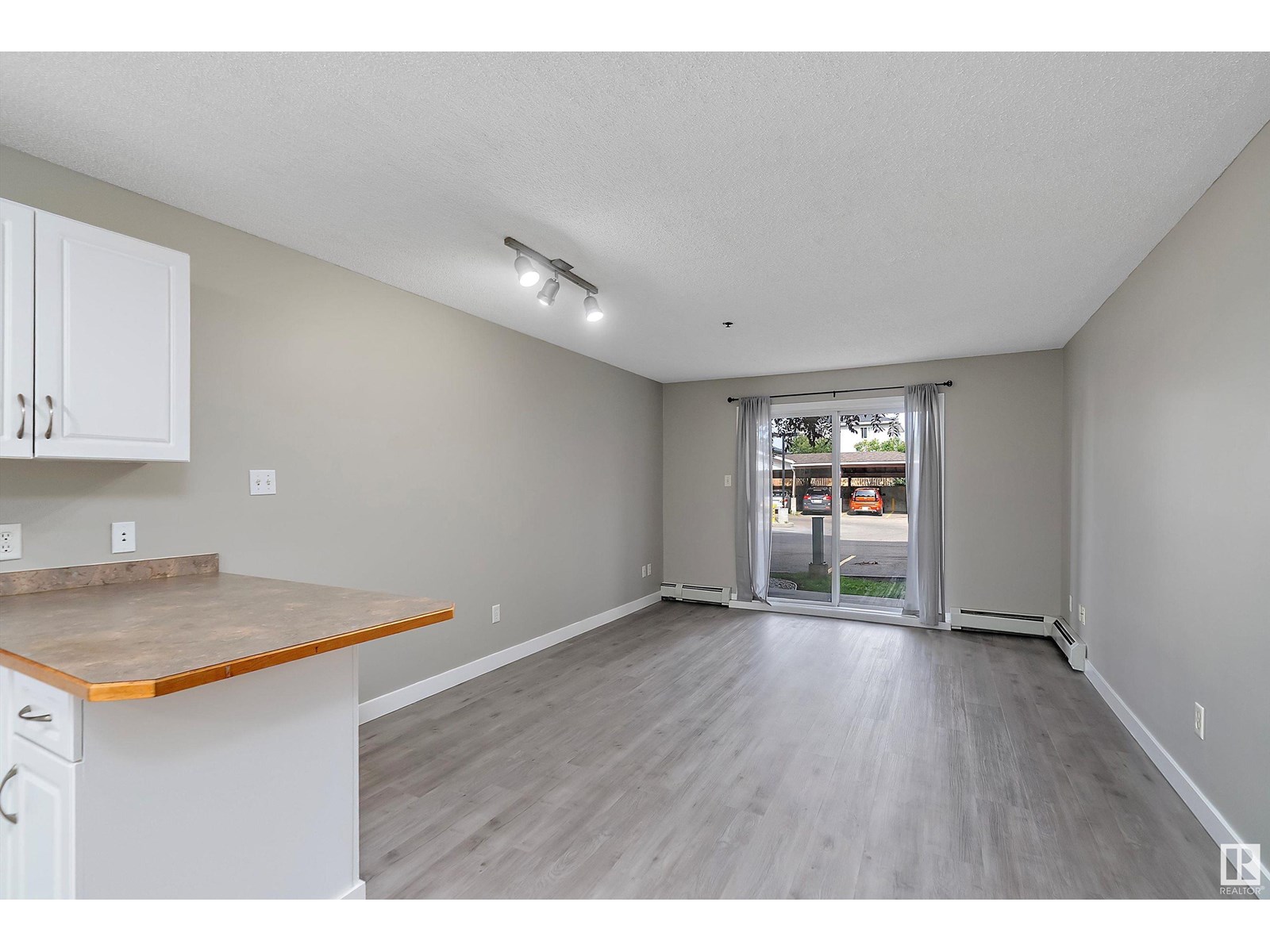 Photo 9 of 123 2305 35 A Av Nw, Edmonton AB