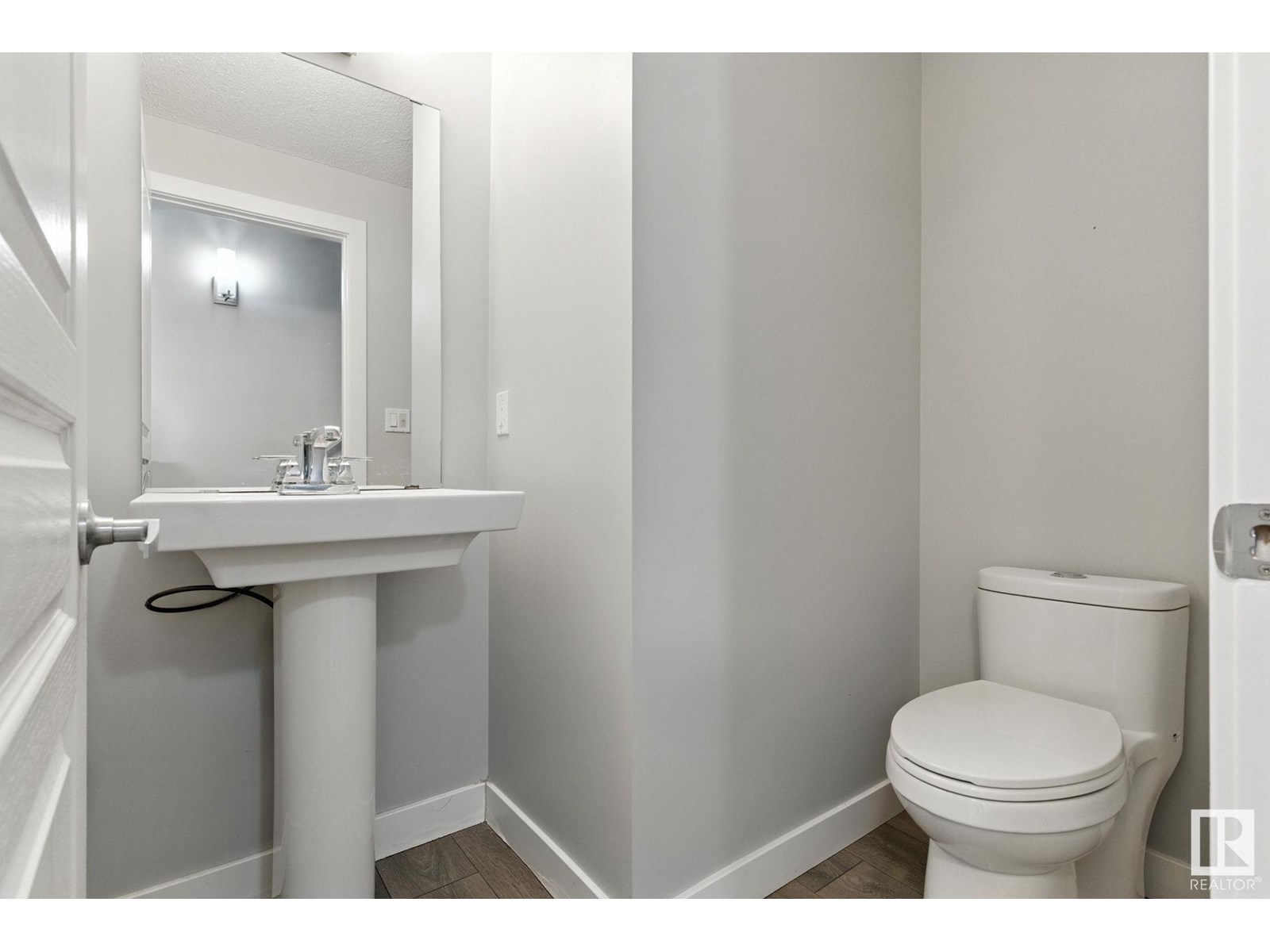 Photo 10 of 2033 Cavanagh Dr Sw, Edmonton AB