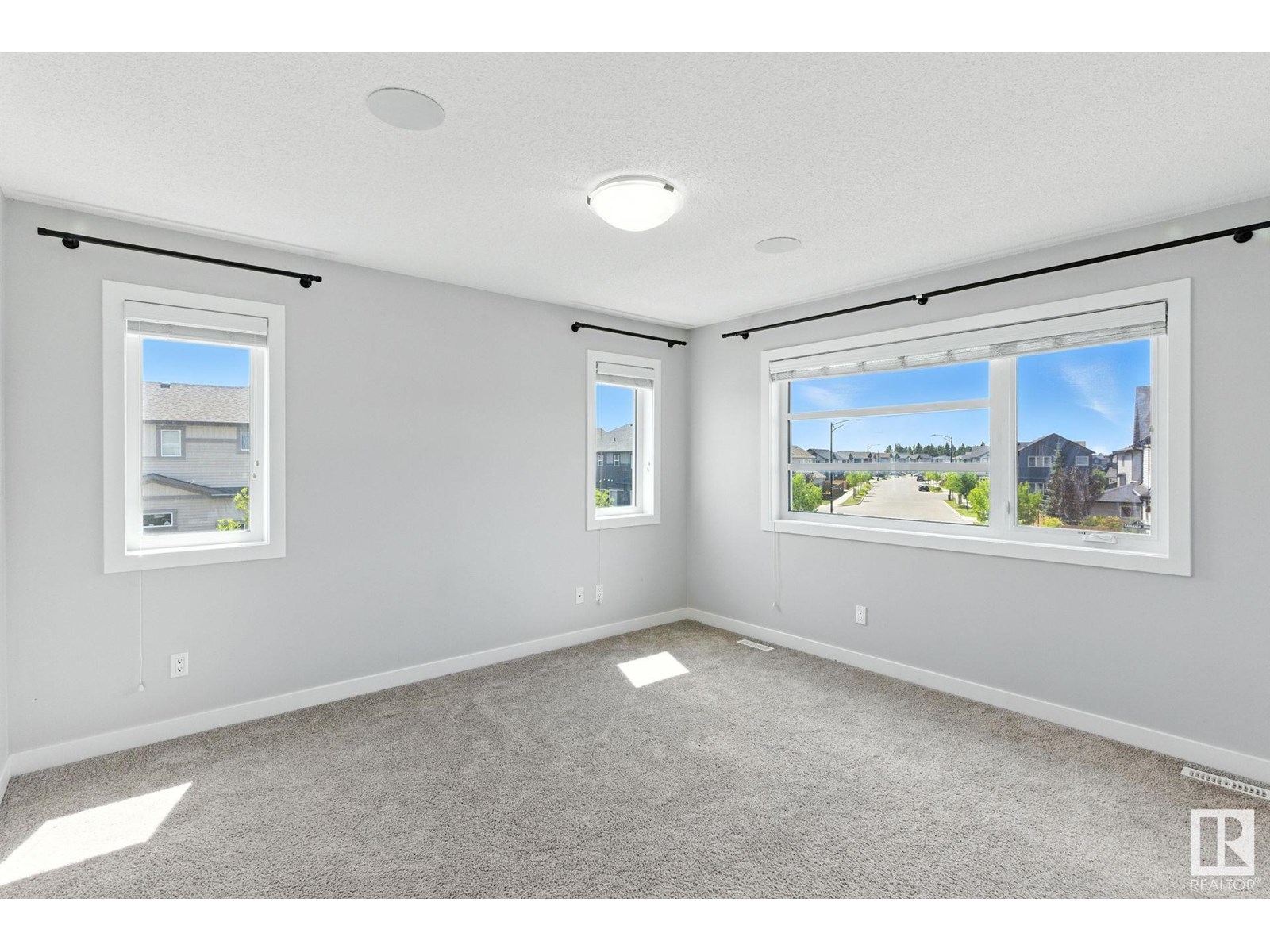 Photo 11 of 2033 Cavanagh Dr Sw, Edmonton AB