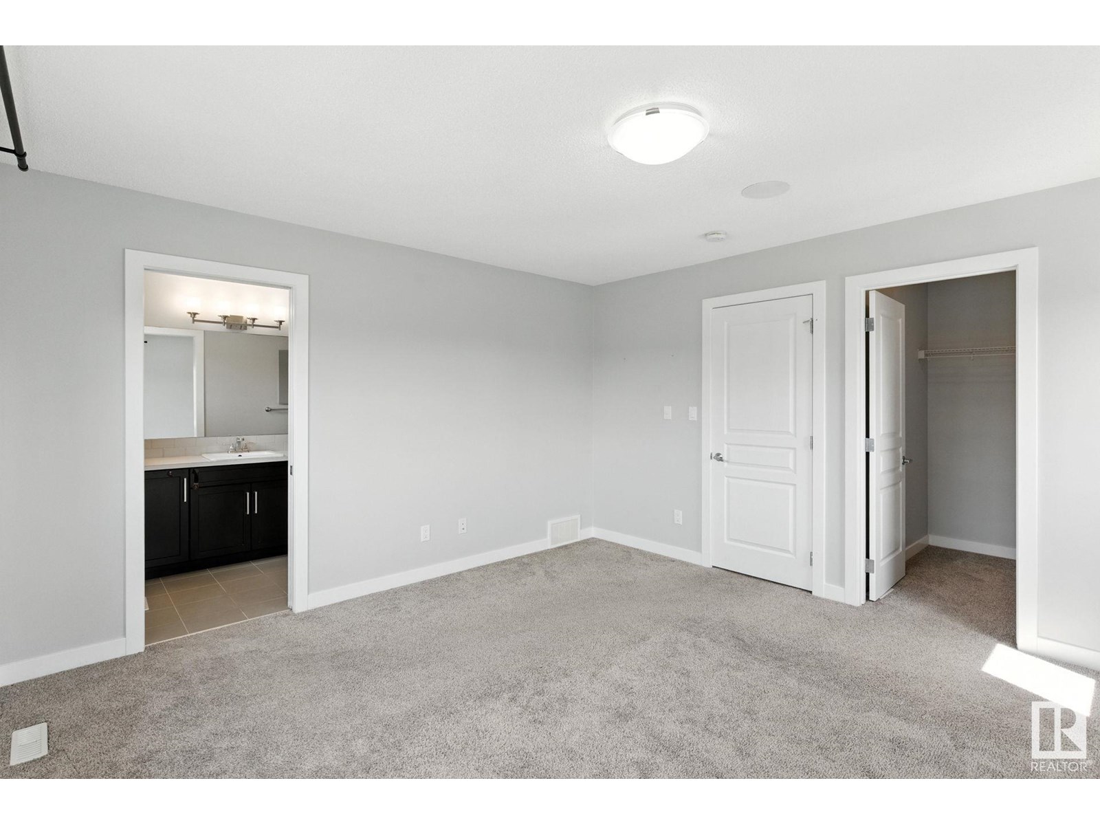 Photo 12 of 2033 Cavanagh Dr Sw, Edmonton AB