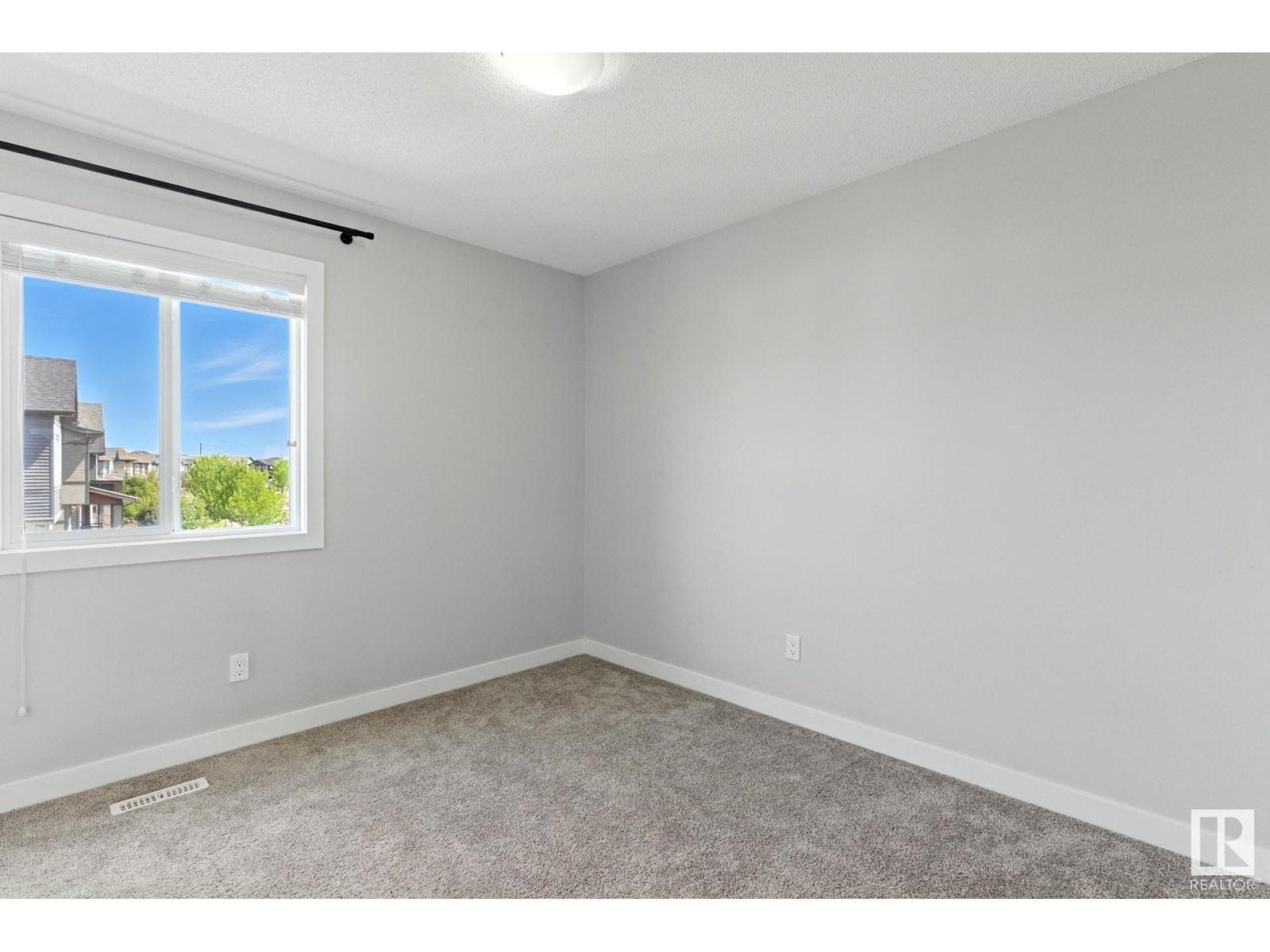 Photo 14 of 2033 Cavanagh Dr Sw, Edmonton AB